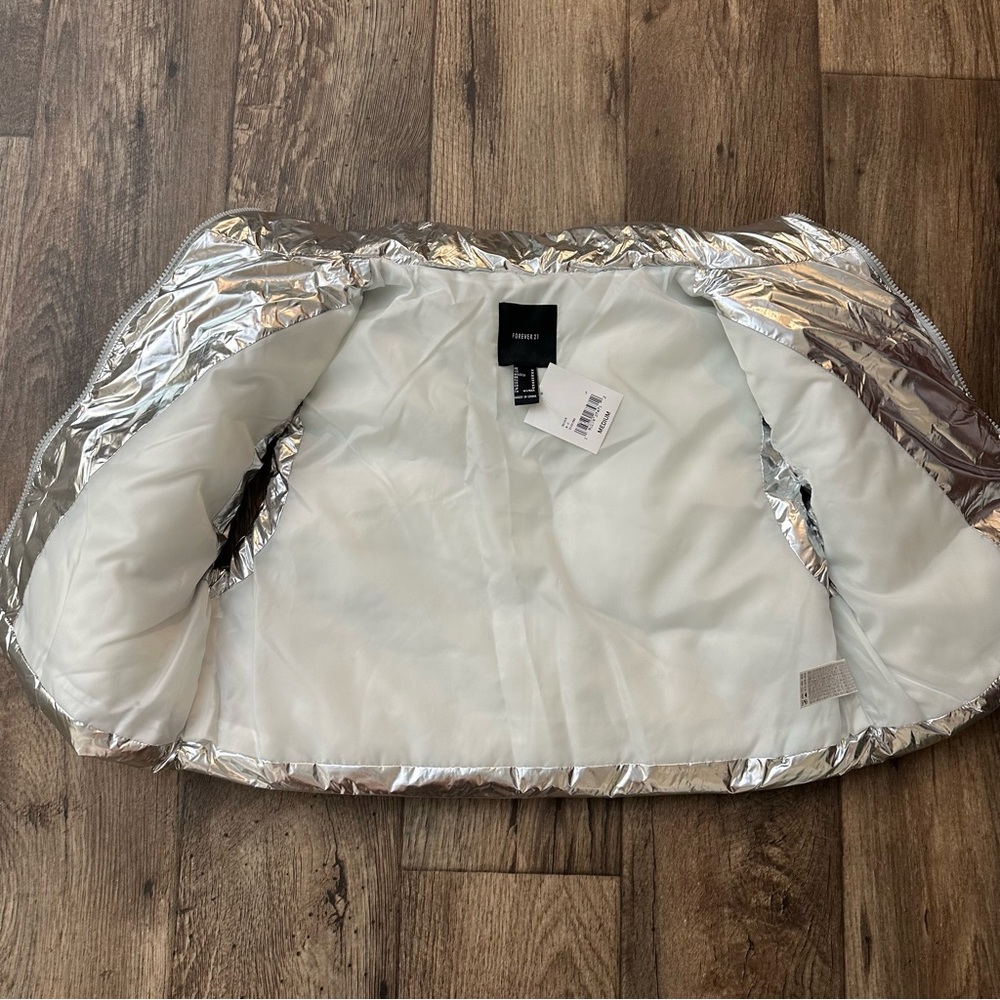 Forever 21 Cropped Lightweight Puffer Jacket Vest Women’s Size M Silver Metallic - Picture 3 of 7